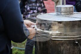 Бургас - „С перо и лист хартия край казана за ракия" - демонстрация