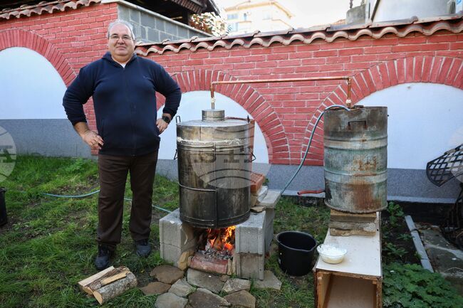 Бургас - „С перо и лист хартия край казана за ракия" - демонстрация 