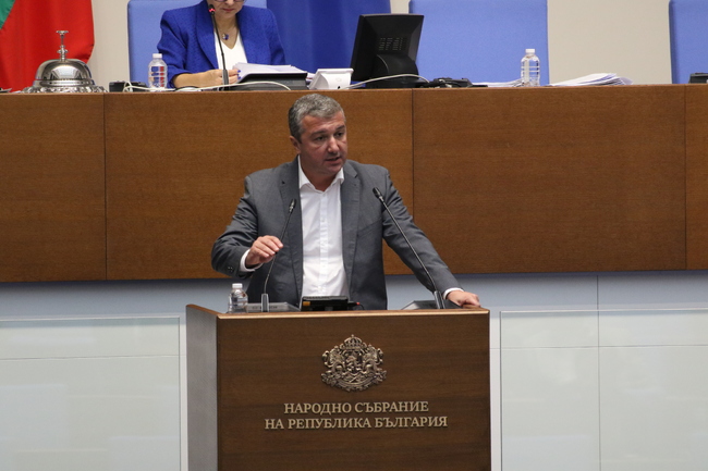 Стойнев към управляващите: Правите закон за едни пари от ЕС, но хората ще плащат високите сметки за ток