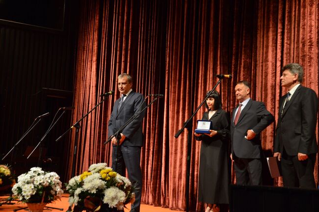 Тържествено бяха отбелязани 155 години от създаването на НЧ „Никола Вапцаров-1866“. В знак на признателност кметът Илко Стоянов получи плакета на читалището в Благоевград