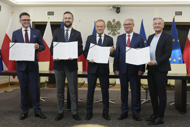 Водачите на полската опозиция сключиха коалиционно споразумение за управление на държавата, след като заедно спечелиха изборите
