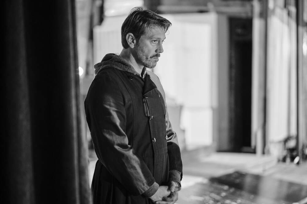 Калин Врачански е в главната роля на най-новия спектакъл на Драматичен театър „Никола Вапцаров“ – Благоевград. Премиерата на „Съмнение“ е на 4 и 5 юни.