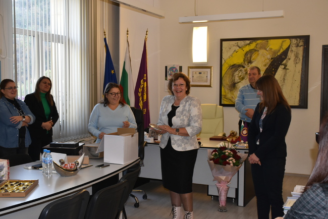 Община Ловеч: В последния си работен ден кметът на Ловеч отбеляза своя рожден ден