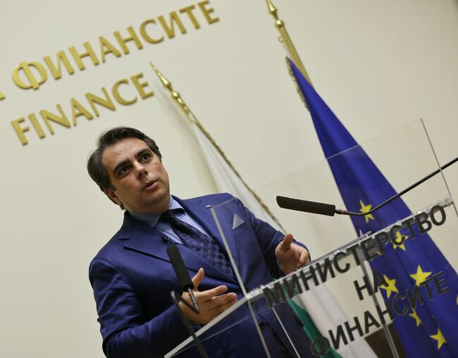 Министерството на финансите отчита бюджетни излишъци и увеличени данъчни приходи в Месечния обзор на българската икономика