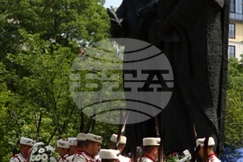 24 май - Св. св. Кирил и Методий - паметник - венци и цветя