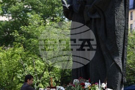 24 май - Св. св. Кирил и Методий - паметник - венци и цветя