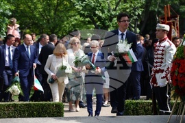 24 май - Св. св. Кирил и Методий - паметник - венци и цветя