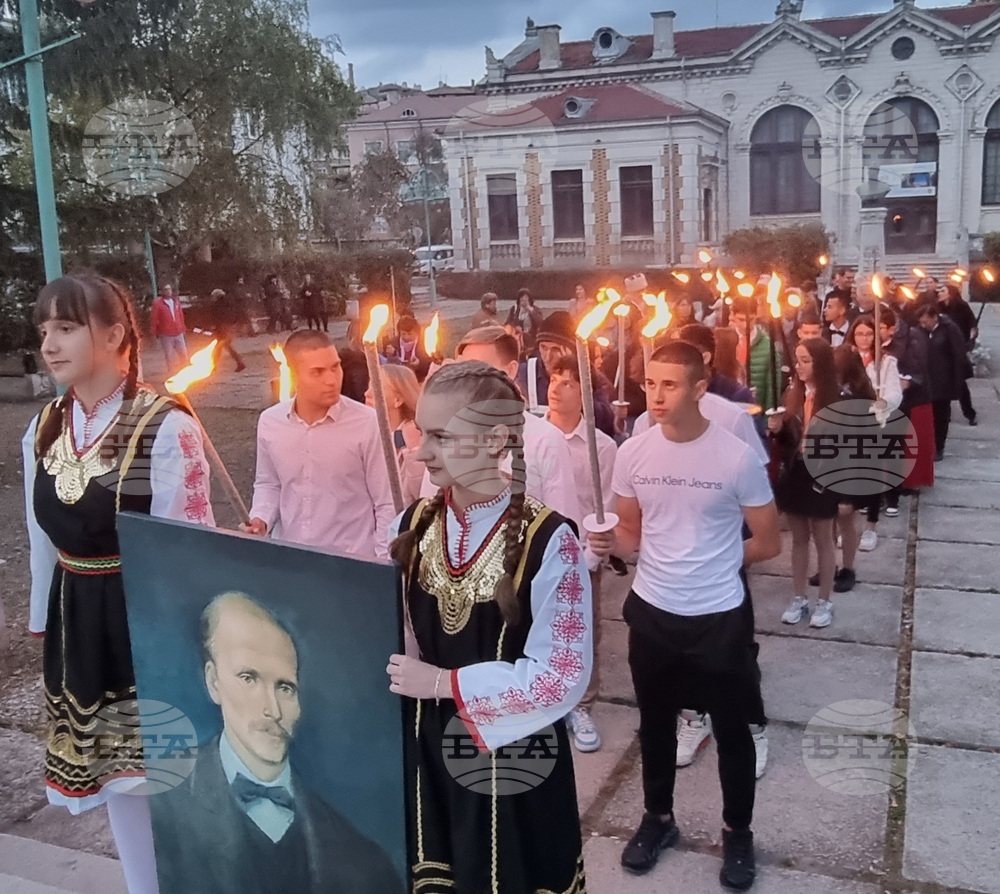 Факелно шествие премина по улиците на Шумен по повод 190-годишнината от рождението на Добри Войников