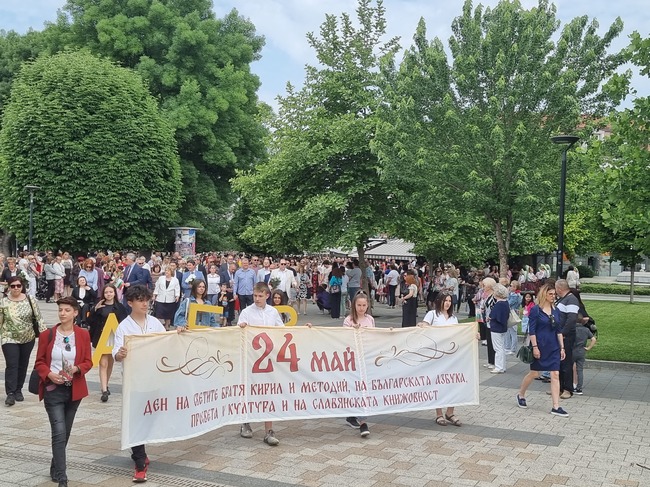 С шествие и изпълнение на "Върви, народе възродени!" от десет хорови формации в Плевен бе честван 24 май