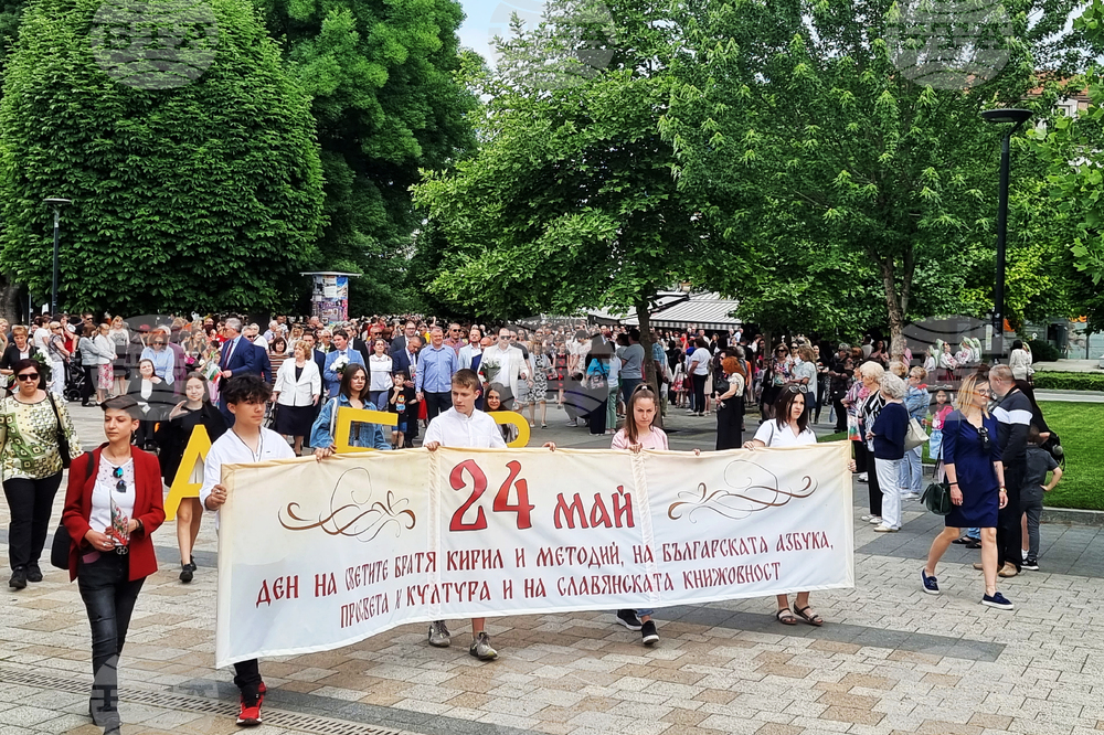 Плевен - 24 май - шествие - хорове
