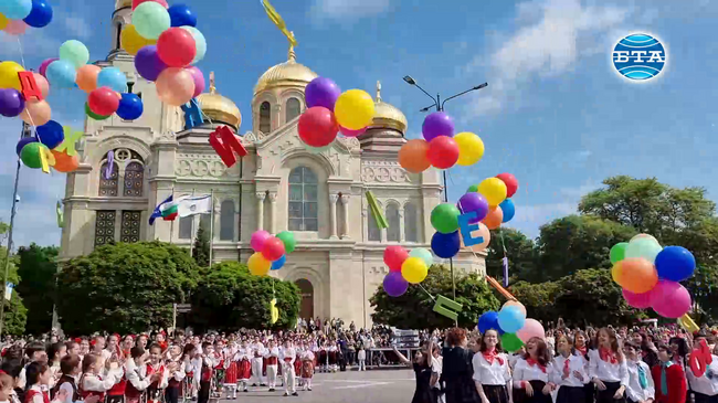 В празничното шествие във Варна се включиха 119 блока от учебни заведения и културни институти