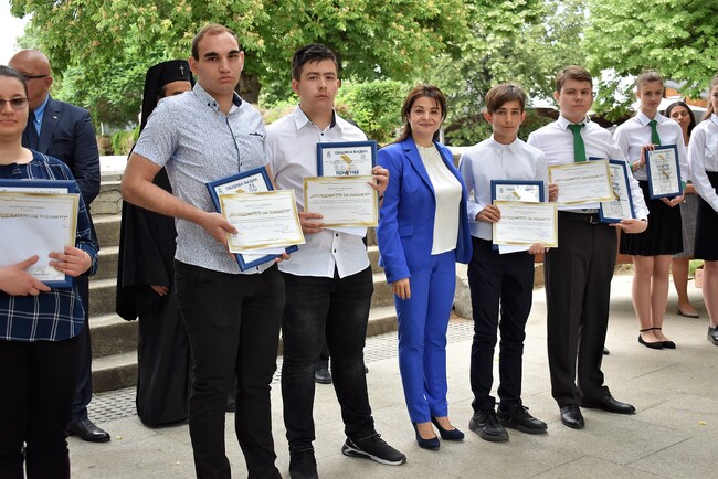 Заместник-председателят на Народното събрание Росица Кирова връчи стипендии „Изследователи на знанието” на талантливи деца