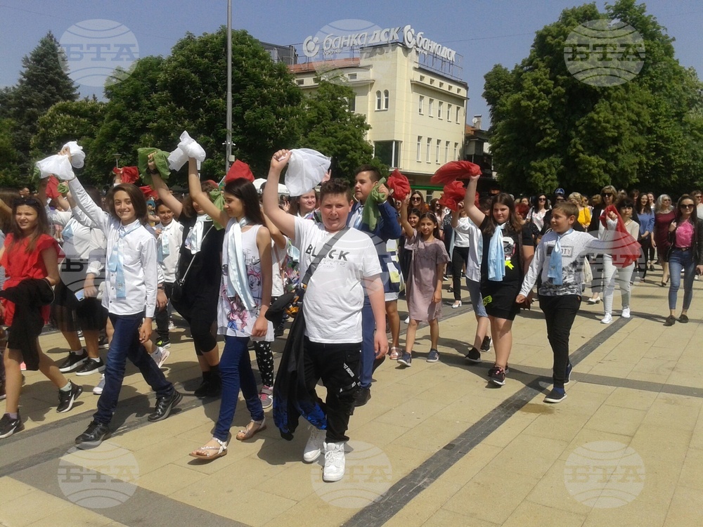 Най-старото училище поведе празничното шествие в Перник за 24 май
