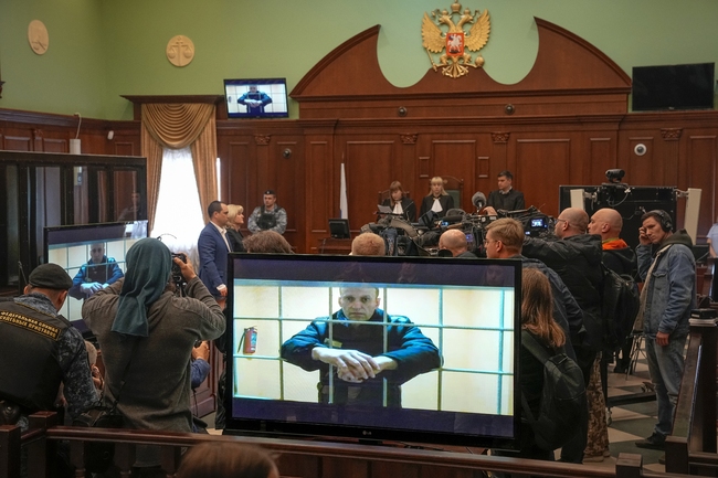 Изтърпяващият затворническа присъда критик на Кремъл Навални казва, че срещу него е възбудено ново наказателно дело