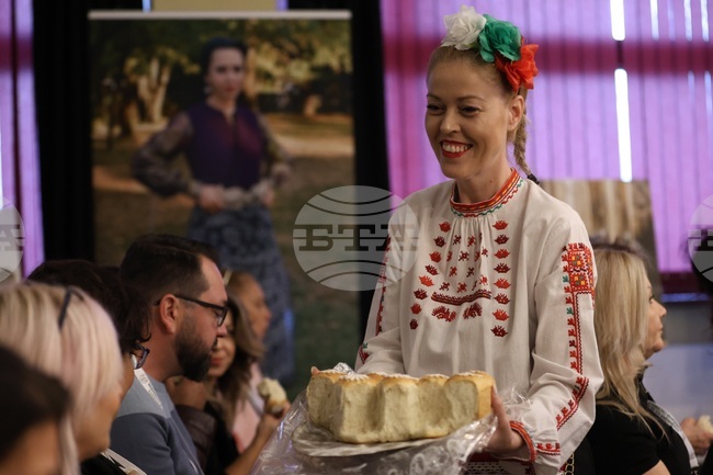 Ръководителят на Танцовата формация „Детелини“ в Атина Десислава Златева ще гостува на фолклорен клуб „Чемшир“ в Арма, Северна Ирландия