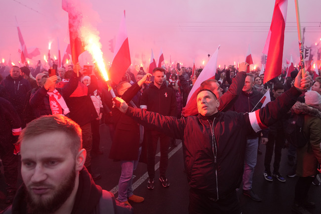 Между 40 000 и 90 000 души, според различни източници, участваха в шествие на полската крайна десница по повод независимостта на Полша