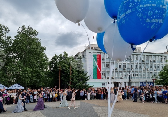 Абитуриенти ще дефилират с тоалети от благотворителна кампания на социалното министерство и Фондация „Помощ на лица с проблеми в развитието“