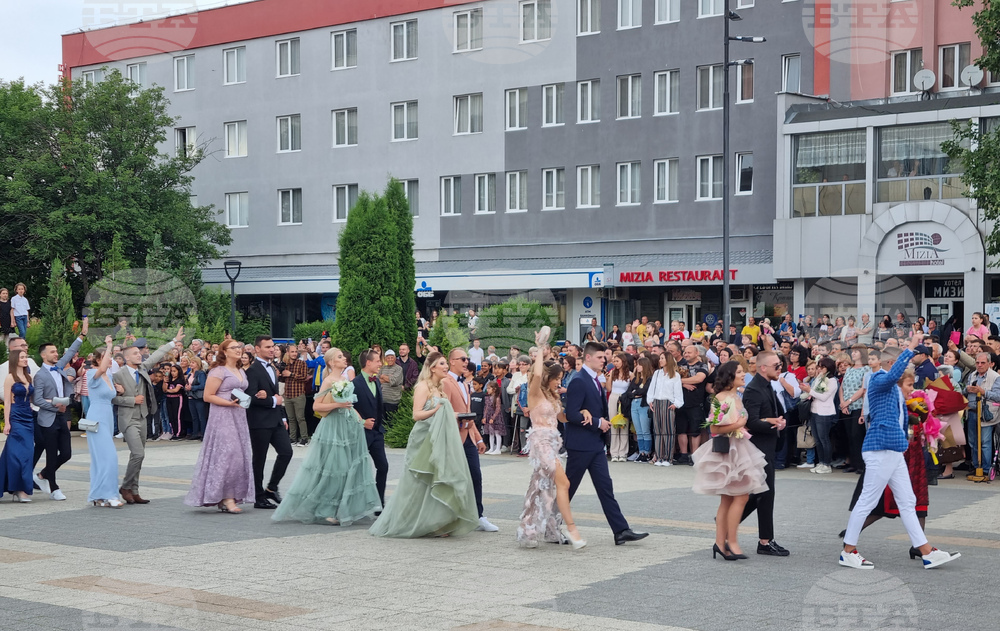 Търговище - дефиле - абитуриенти