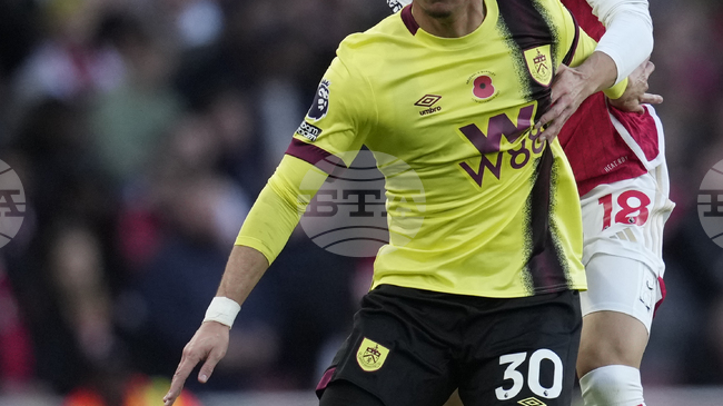 ФК Париж привлече под наем нападателя на Бърнли Люка Колеошо