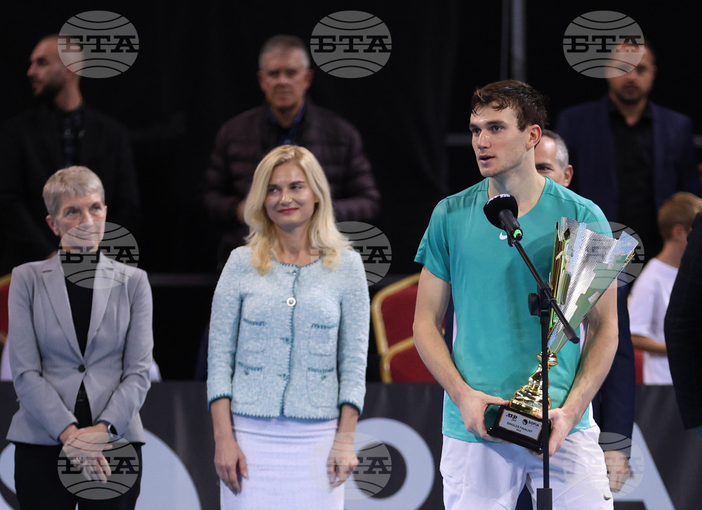 Тенис - Sofia Open 2023 - финал - Адриан Манарино - церемония - награждаване
