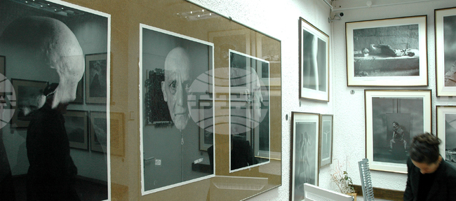 Фотографско шоу започва на 13 ноември 2006 г. в галерия "Алфа арт" във Варна