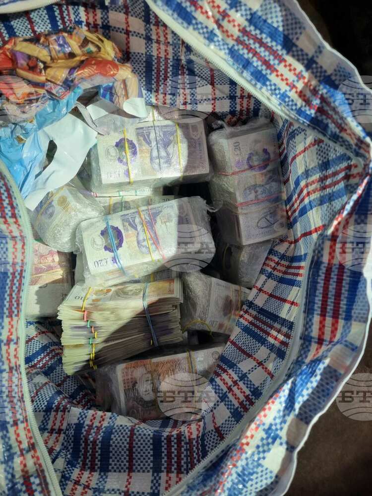 Митнически служители откриха недекларирана валута за над 1 270 000 лева