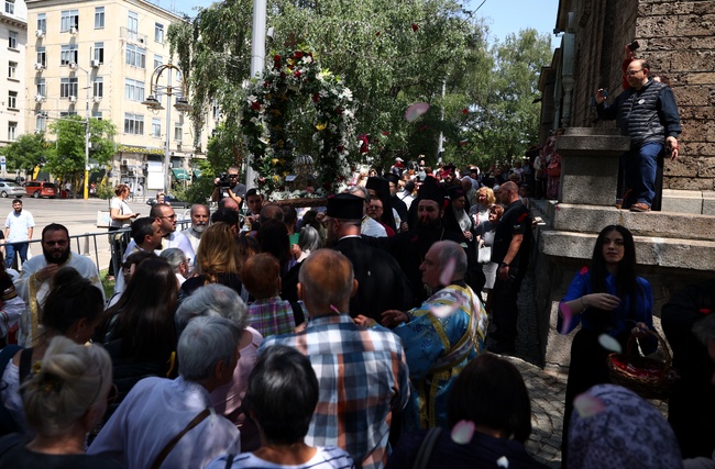 Мощите на Светите братя Кирил и Методий бяха внесени в патриаршеския дом в Софийската митрополия