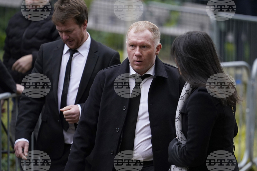 Пол Скоулс е напуснал поста си на консултант, за да се грижи за сина си, който е аутист