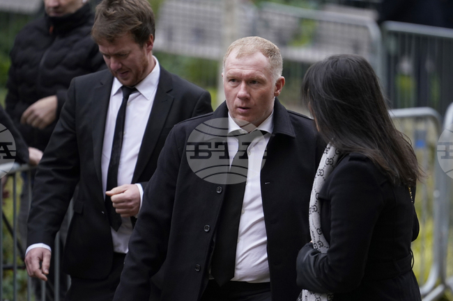 Пол Скоулс е напуснал поста си на консултант, за да се грижи за сина си, който е аутист