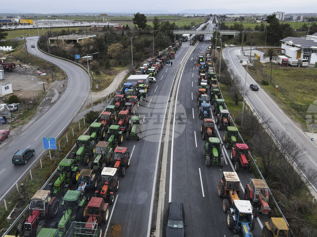 Протестиращите гръцки фермери пак затвориха магистралата Атина-Солун и граничен пункт със Северна Македония
