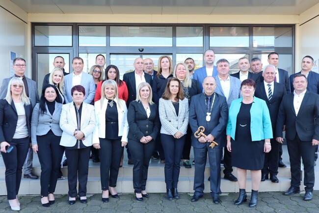 Областна администрация Стара Загора: Областният управител Ива Радева откри днес тържественото първо заседание на новия Общински съвет в Гълъбово 