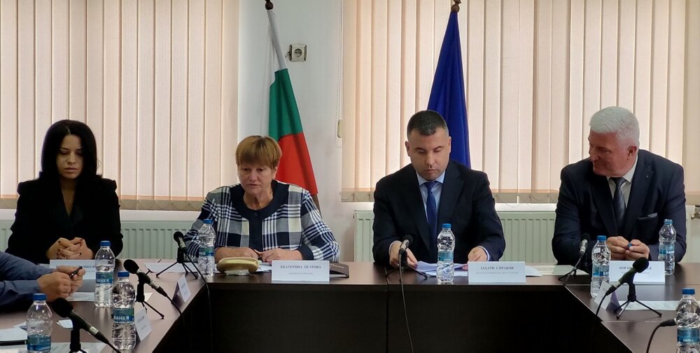 Избраните да управляват община Чепеларе положиха клетва пред областния управител на област Смолян Захари Сираков и официално встъпиха в длъжност на 13.11.2023 година