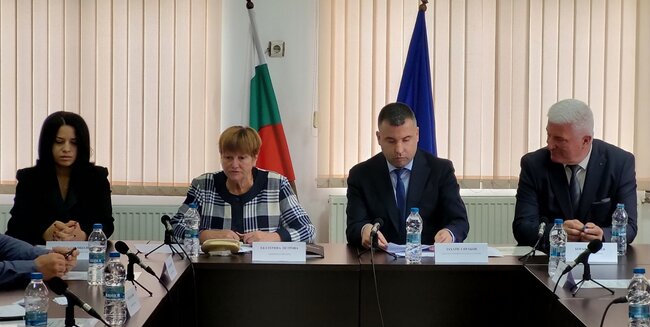 Избраните да управляват община Чепеларе положиха клетва пред областния управител на област Смолян Захари Сираков и официално встъпиха в длъжност на 13.11.2023 година