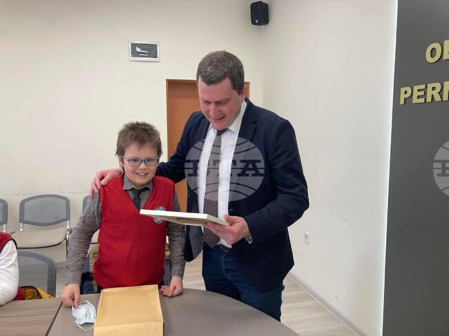 Кметът на Перник се отчете пред ученици