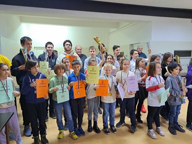 Община Ловеч: Oткритият турнир по шах за деца „Eсен - 2023" събра в Ловеч 54 участници