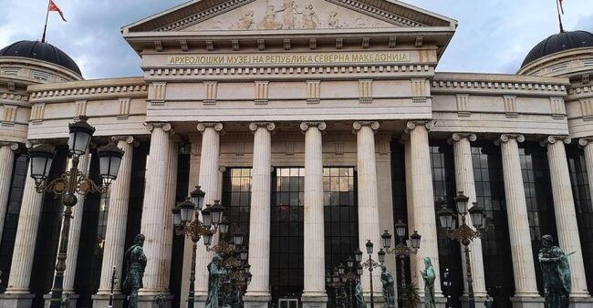 Министрите на културата Кръстю Кръстев и Бисера Костадиновска-Стойчевска ще открият днес в Скопие изложбата „Сребърна Тракия“