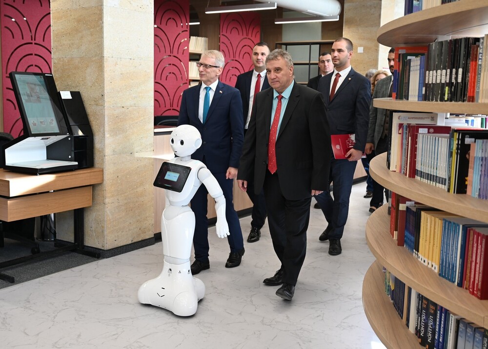 УНСС: Премиерът акад. Николай Денков и ректорът на УНСС проф. Димитър Димитров откриха изцяло реновираната библиотека на УНСС