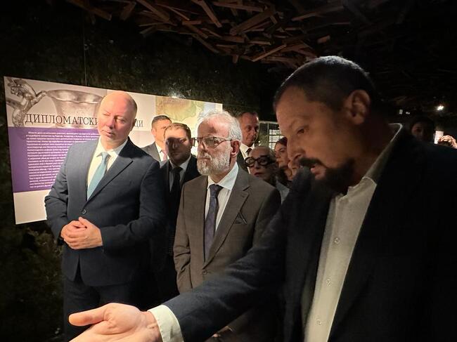 Народно събрание: Председателите на парламентите на България и на Северна Македония Росен Желязков и Талат Джафери откриха в археологическия музей в Скопие изложбата „Сребърна Тракия“