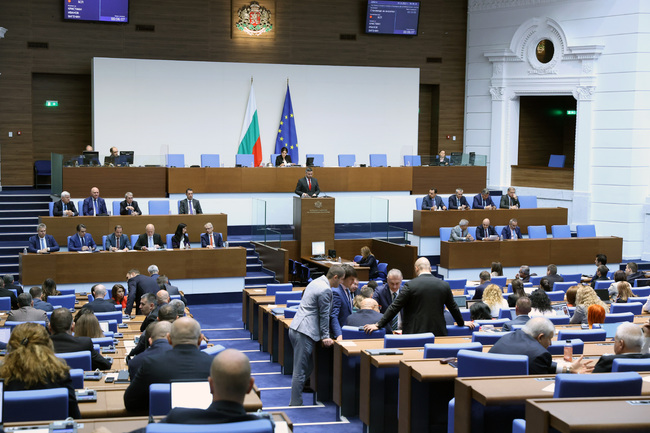 За България е далеч по-лошо, не ако правителството си отиде, а ако то остане, каза Кристиан Вигенин от името на вносителите на вота на недоверие