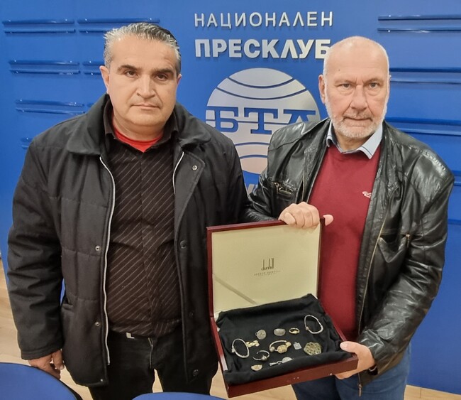 Проф. Николай Овчаров и Стефан Иванов от Регионалния исторически музей в Търговище представят златото и най-новите находки от Средновековния Мисионис