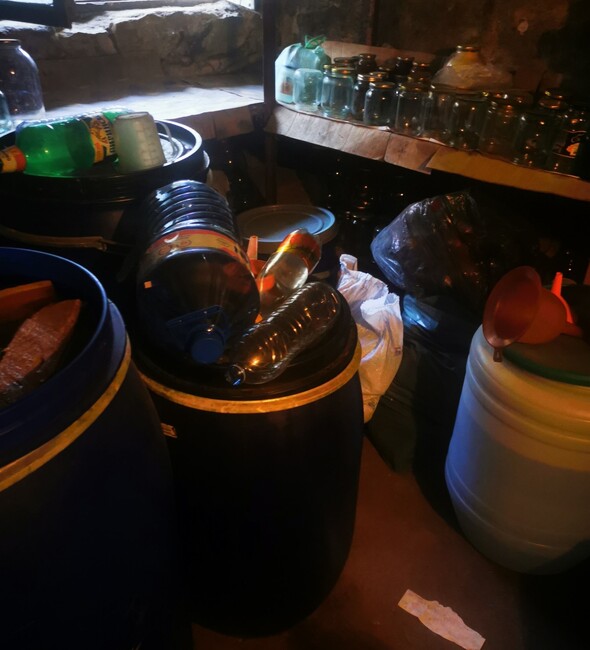 1300 л нелегален алкохол задържаха митнически служители във Варненско   