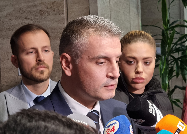 От „Продължаваме промяната-Демократична България“ ще предложат дерогацията на „Лукойл“ да отпадне на 15 март