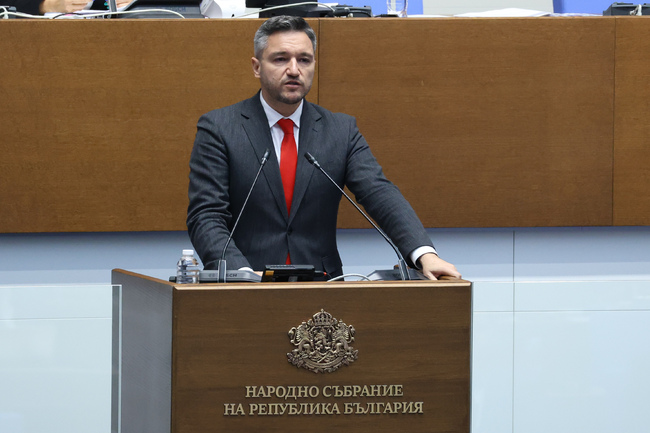 Налага се модел на работа на НС, който е по-характерен за тоталитарни общества, заяви Кристиан Вигенин