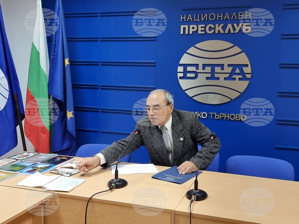 „Тихата лирика и търновското студентство“ представя поети-студенти от първото десетилетие след създаването на Великотърновския университет