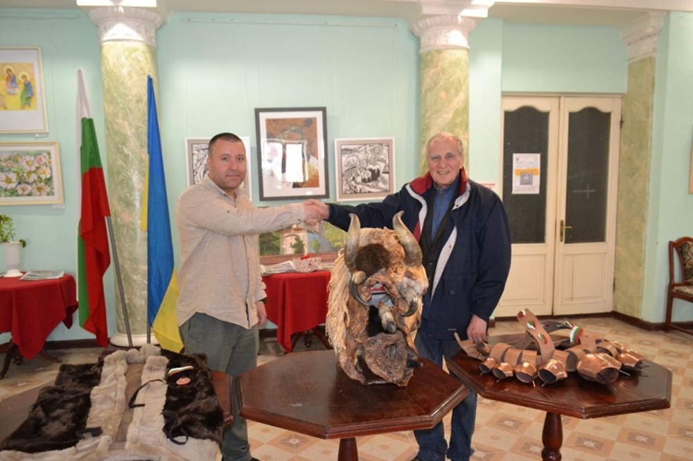 Одеските българи получиха кукерски костюм като подарък