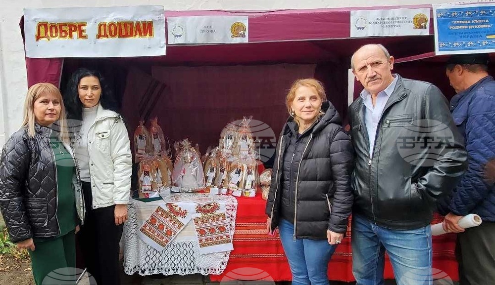 Българският център в Болград представи сувенирни кукли „бесарабска българка“ на винения фестивал в Болград