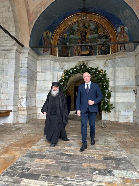 НС: Българска делегация, водена от председателя на Народното събрание Росен Желязков, посети манастира „Свети вмчк. Георги Зограф“ в Света гора и разговаря с монашеското братство