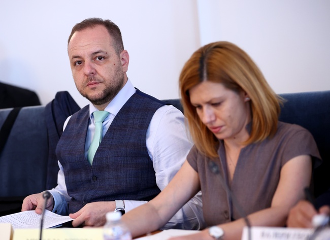 Вицепремиерът Борислав Сандов е на изслушване в парламентарната Комисия по околната среда и водите заради ТЕЦ "Марица 3"-Димитровград