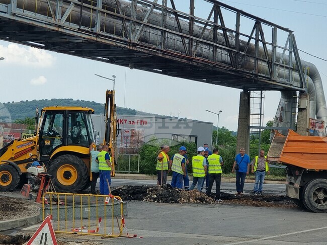 Потушен е пожарът на газопровод във Враца, движението по улица „Георги Апостолов“ и булевард „Васил Кънчов“ остава блокирано заради възстановителни работи