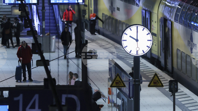 Германия удължава действието на месечния абонамент за влаковете, но цените се увеличават